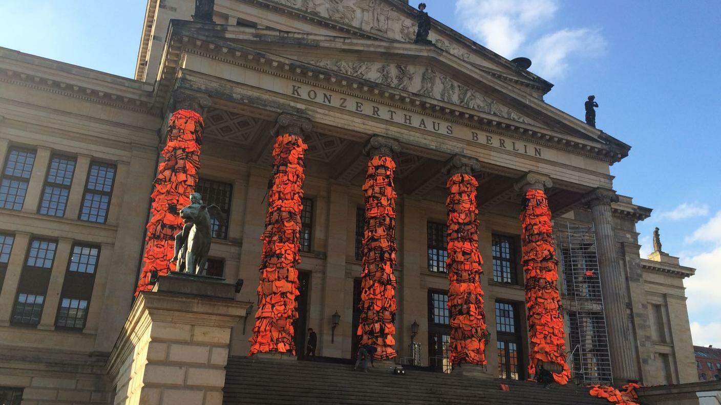 Ai Wei Wei ha riempito la facciata della Konzerthaus di giubbotti salvagente
