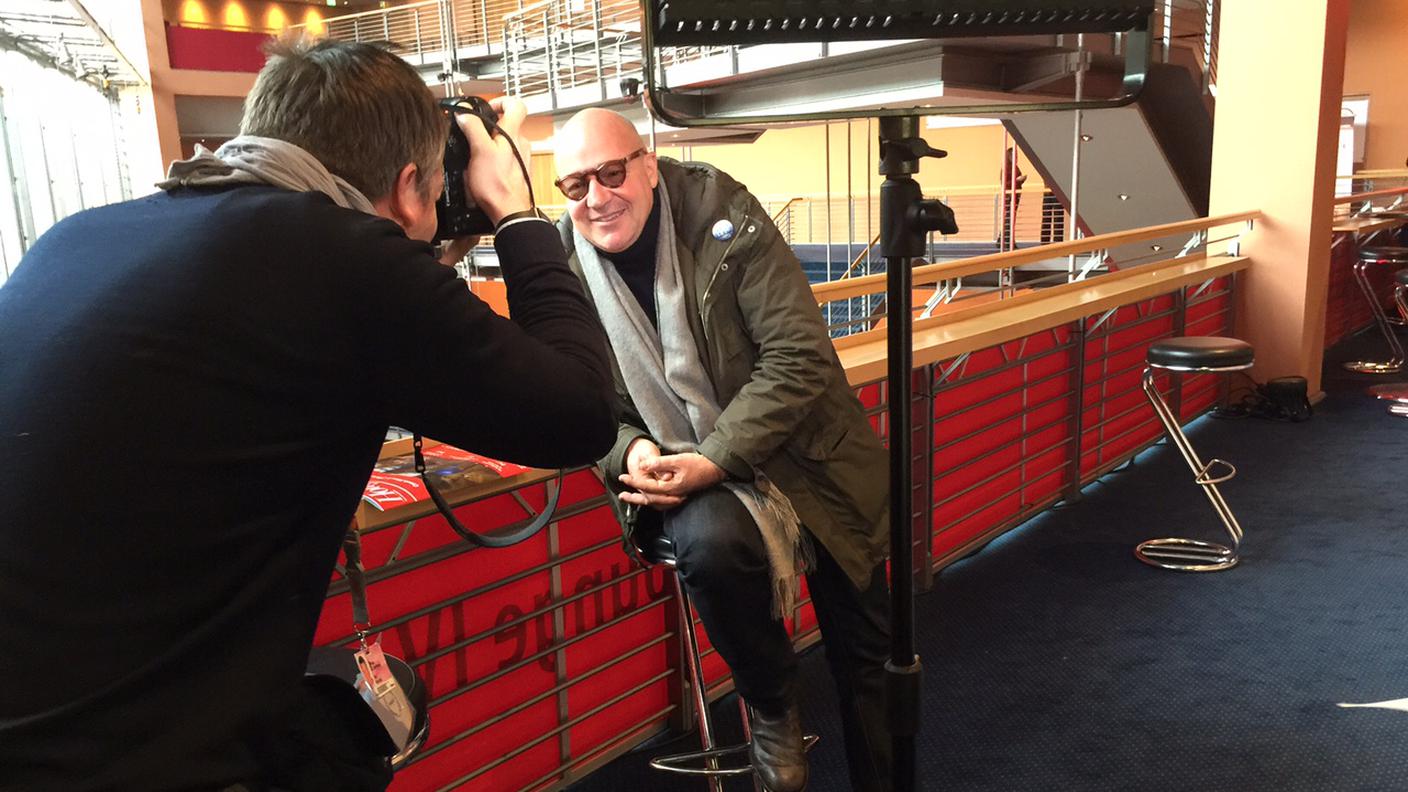 Rilassato e sorridente Gianfranco Rosi si sottopone al rituale mediatico