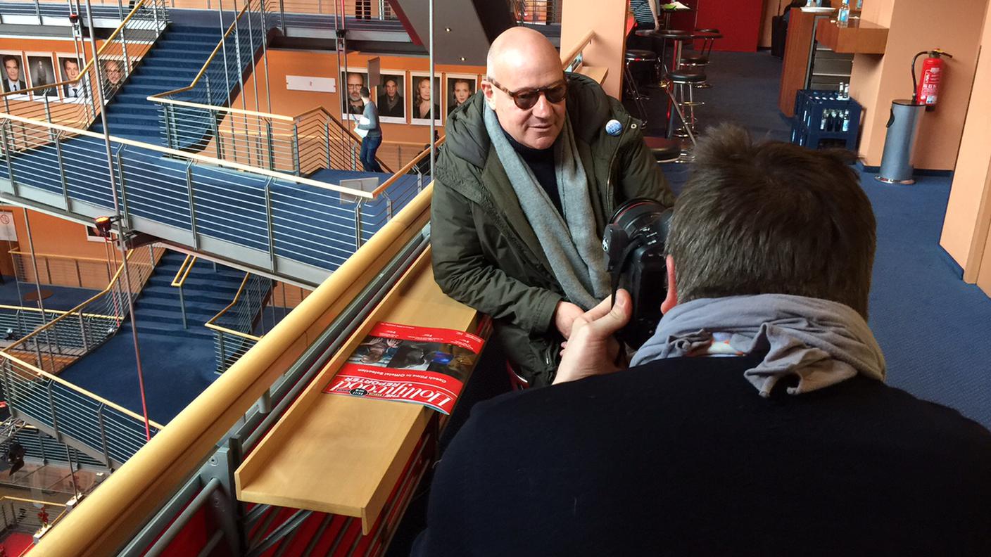 Gianfranco Rosi in posa davanti a un fotografo al Berlinale Palast