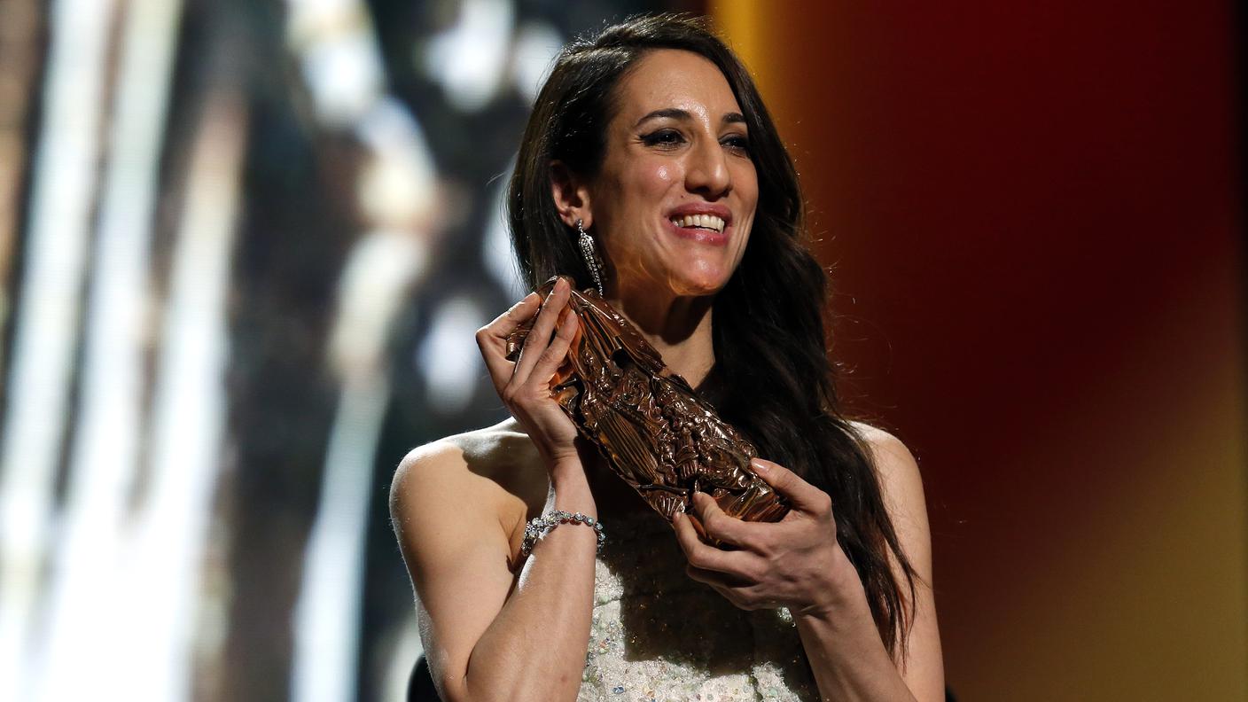 La regista franco-turca Deniz Gamze Ergüven con il César per l'opera prima