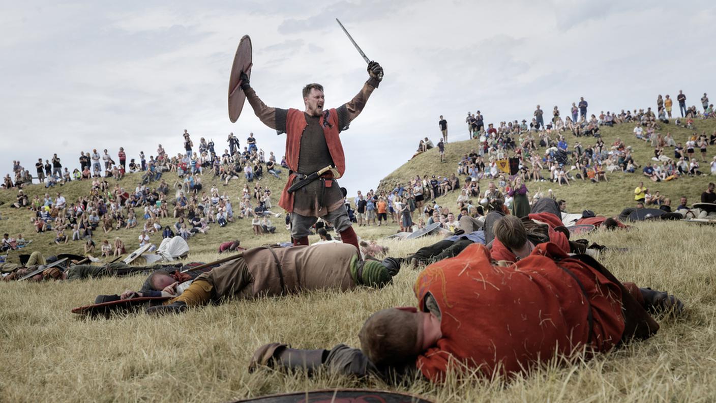 Ricostruzione di una battaglia di guerrieri scandinavi in Danimarca