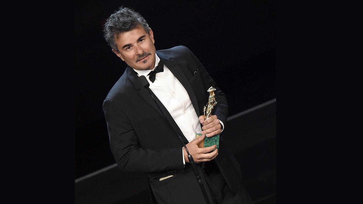 Paolo Genovese con la statuetta per il miglior film