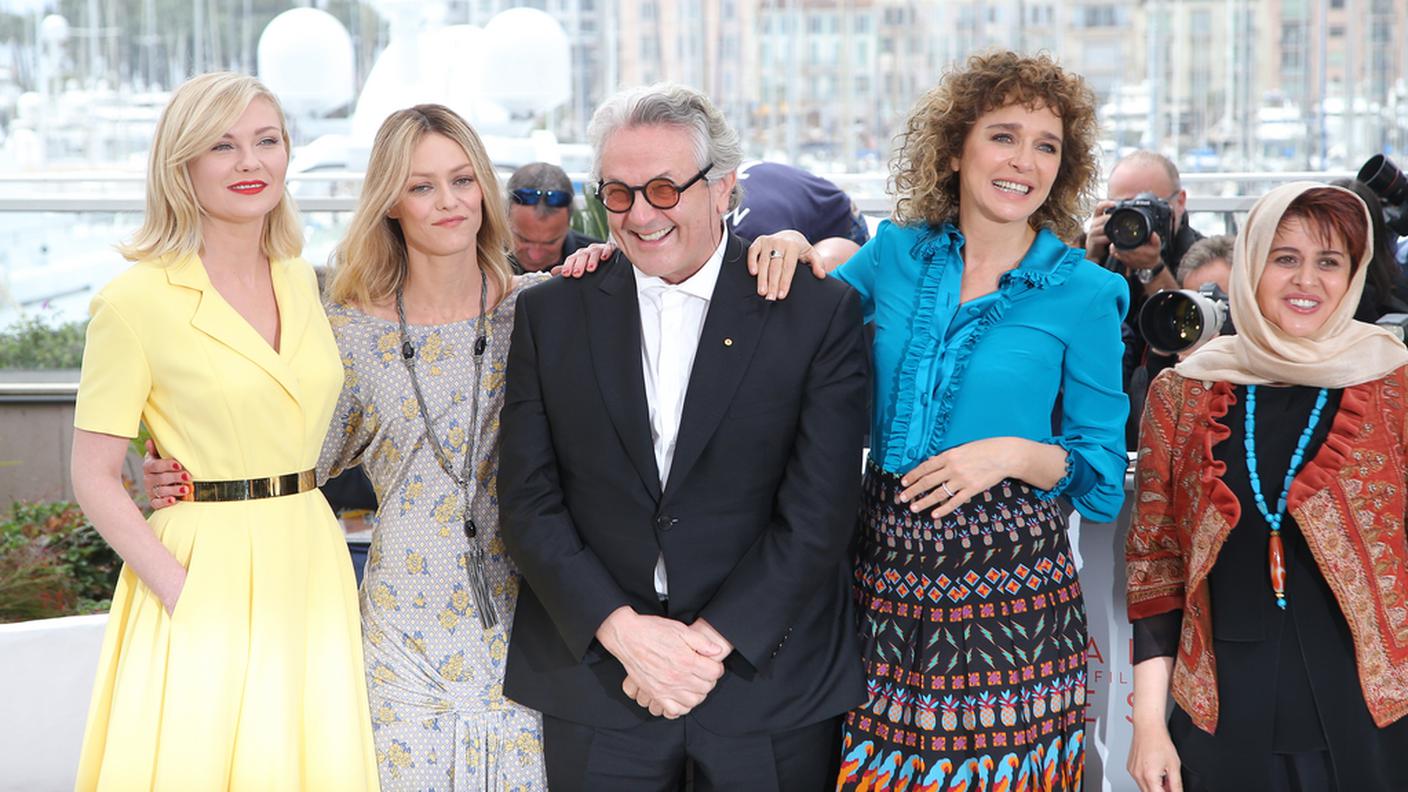 Il presidente della giuria George Miller con da sinistra le giurate: Kirsten Dunst, Vanessa Paradis, Valeria Golino e Kataoon Shahab