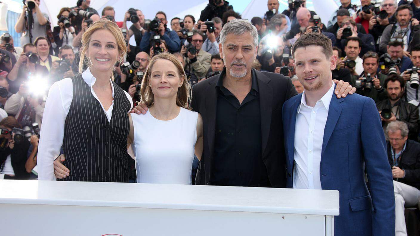 La regista Jodie Foster insieme a Julia Roberts (s), George Clooney e Jack O’Connell (d)