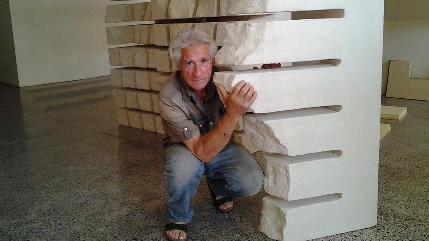 In posa con una delle sue opere