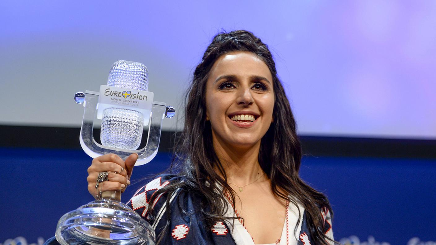 La 32enne con il trofeo