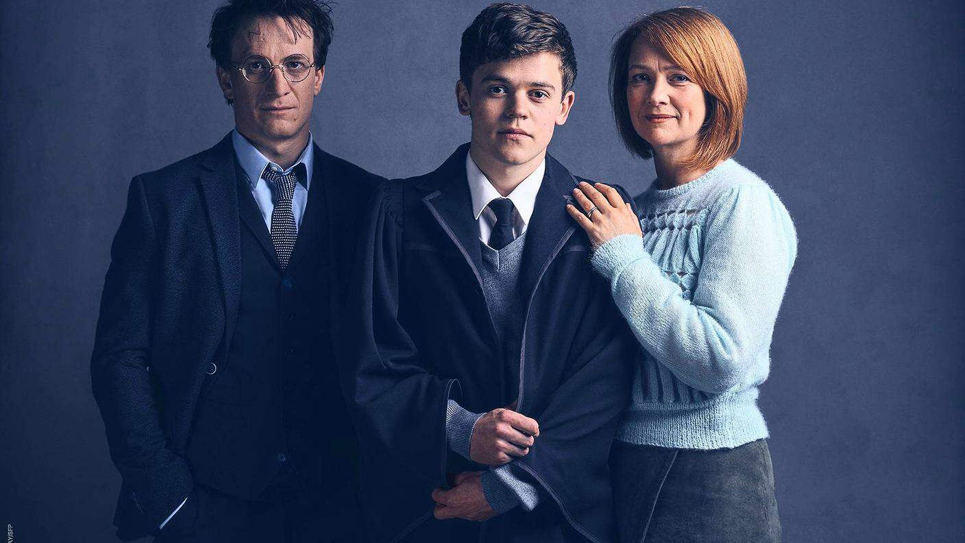 Harry potter (Jamie Parker), Albus Potter (Sam Clemmett) e Ginny Potter (Poppy Miller)