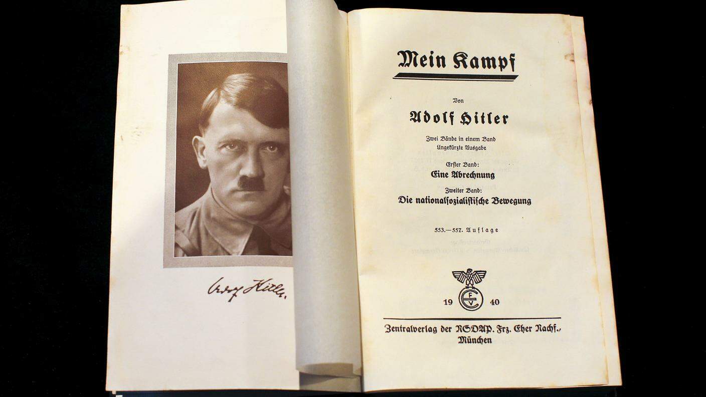 Una copia del "Mein Kampf" originale, risalente al 1940