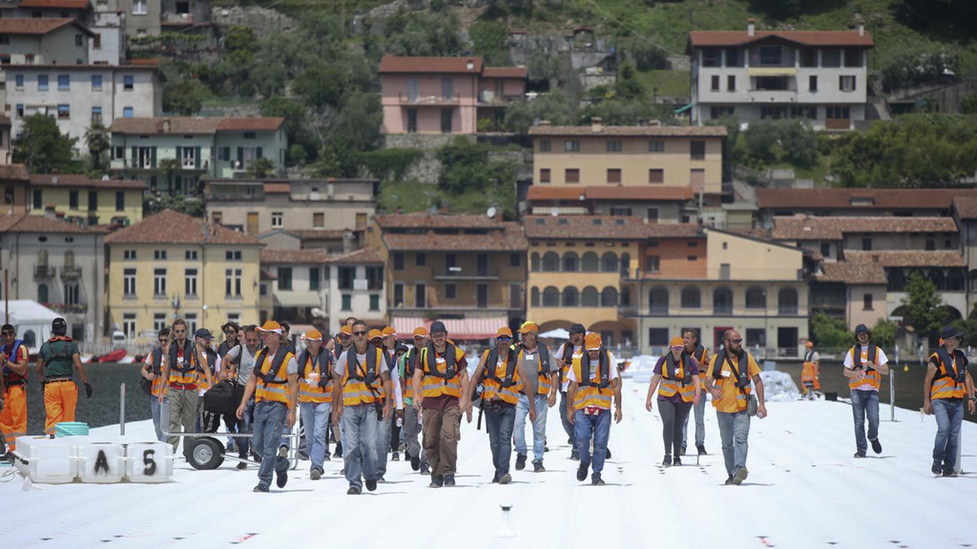 Lavoratori sulla passerella