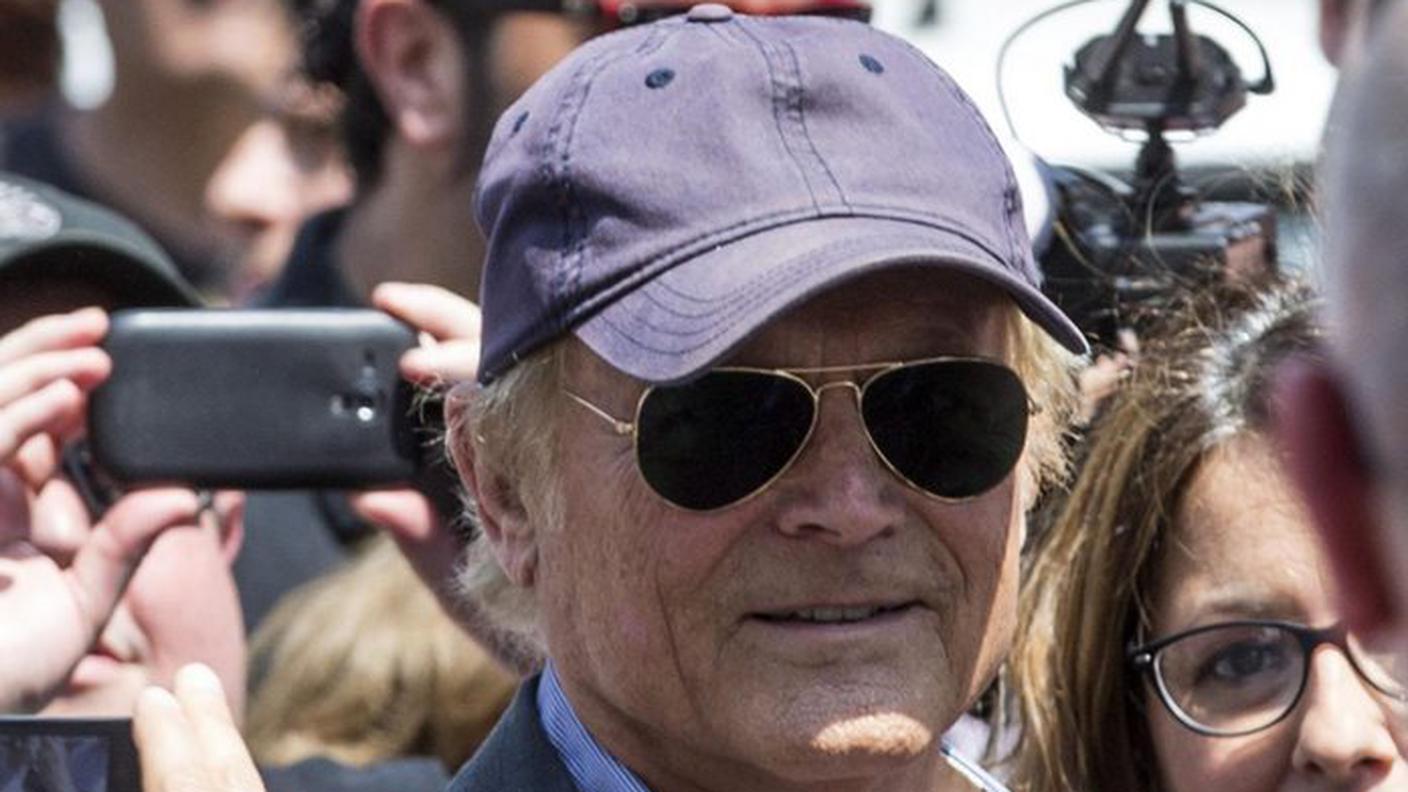 Terence Hill assediato dai giornalisti