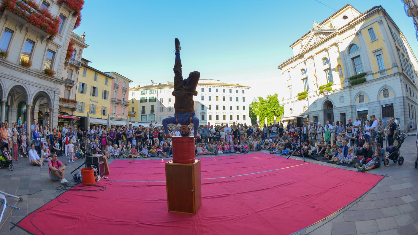 Guardare il municipio a testa in giù