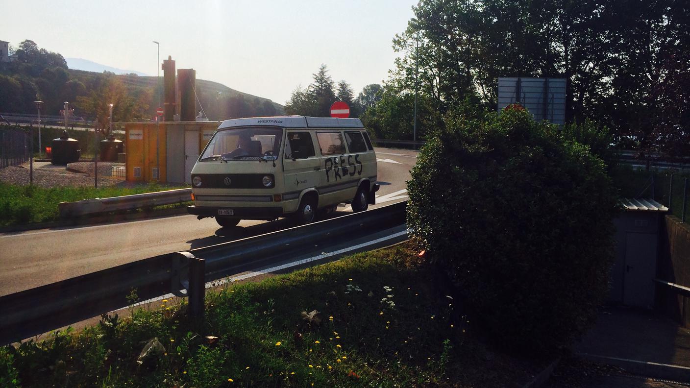 Il camioncino coi protagonisti affronta la rampa d'accesso