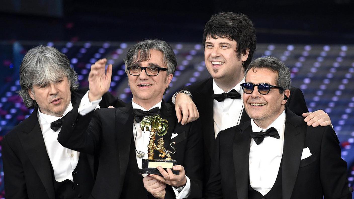 Un'immagine scattata l'anno scorso quando il gruppo ha vinto il festival di Sanremo; Pezzoli è il primo a destra
