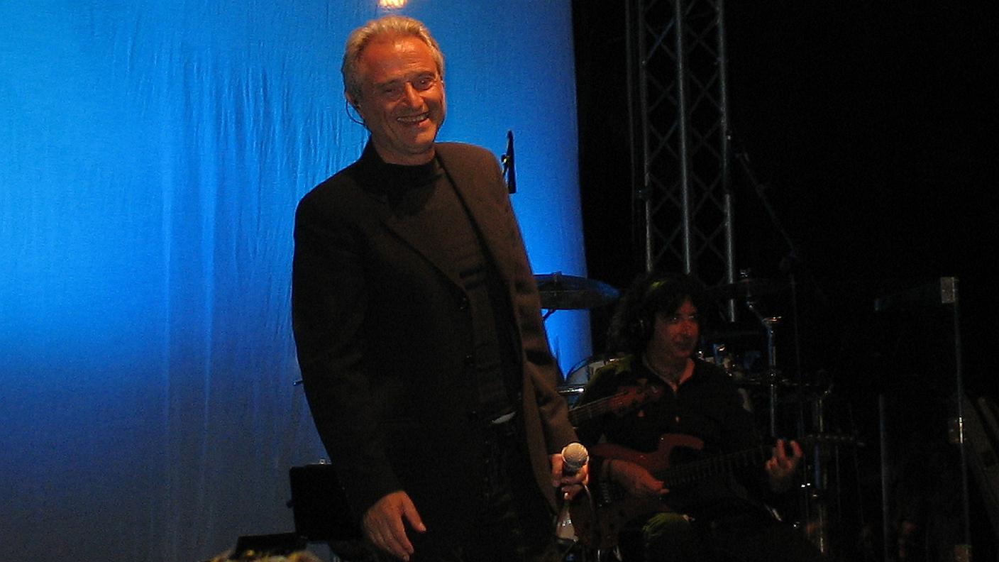 Amedeo Minghi in una sua performance di qualche anno fa