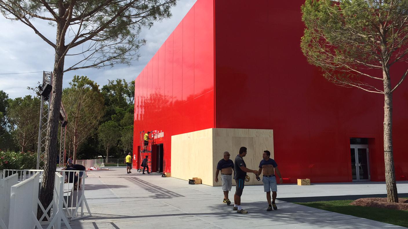 Un cubo al posto del buco al Lido di Venezia