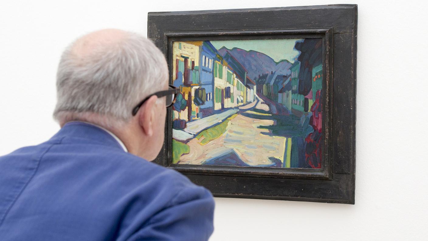 Un visitatore ammira un Kandinsky