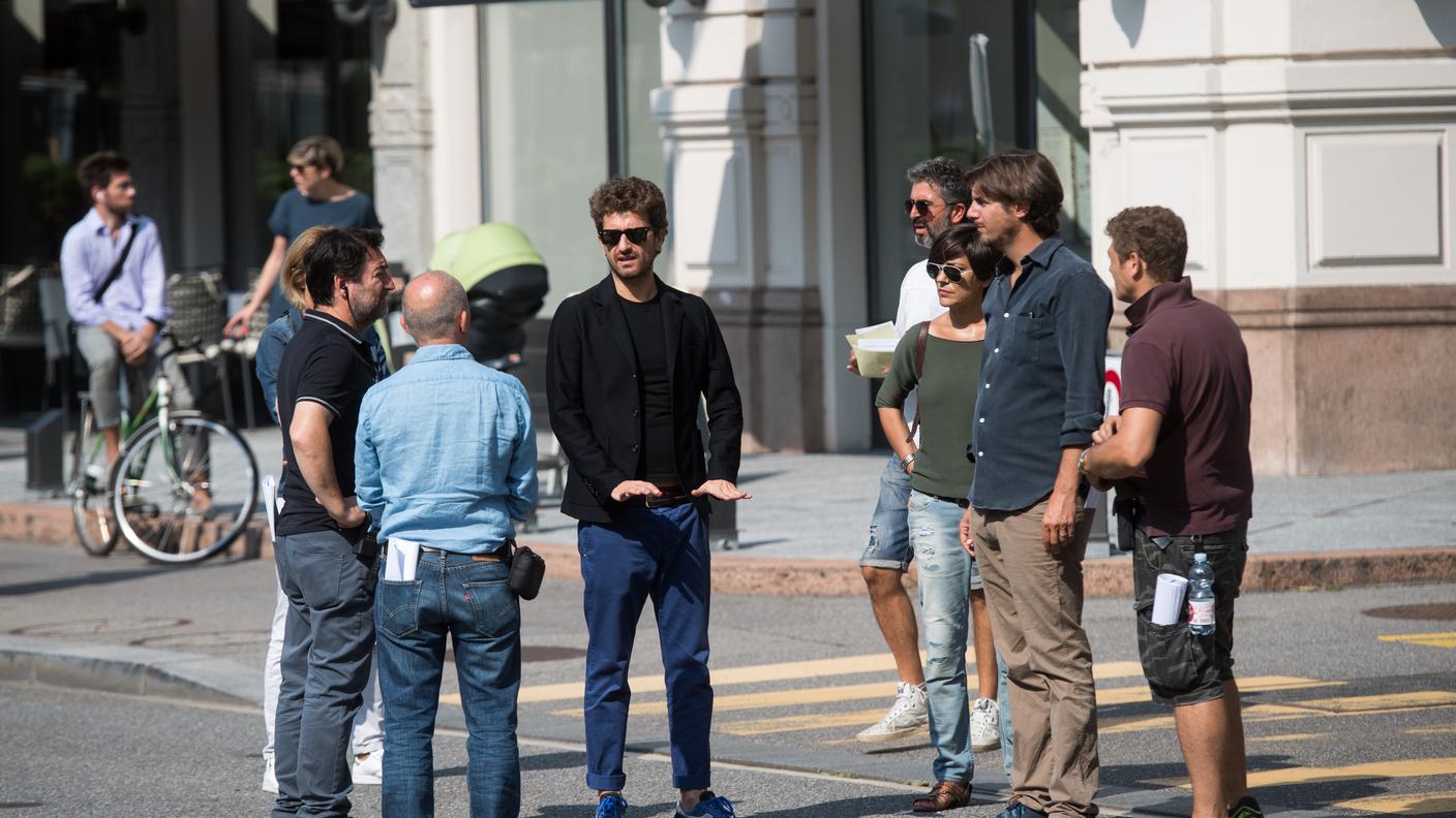 Siani, al centro, a colloquio con alcuni membri della troupe