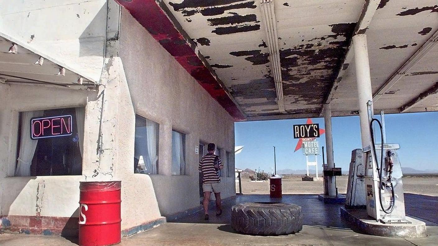 Una stazione di servizio con bar annesso in abbandono ad Amboy, California