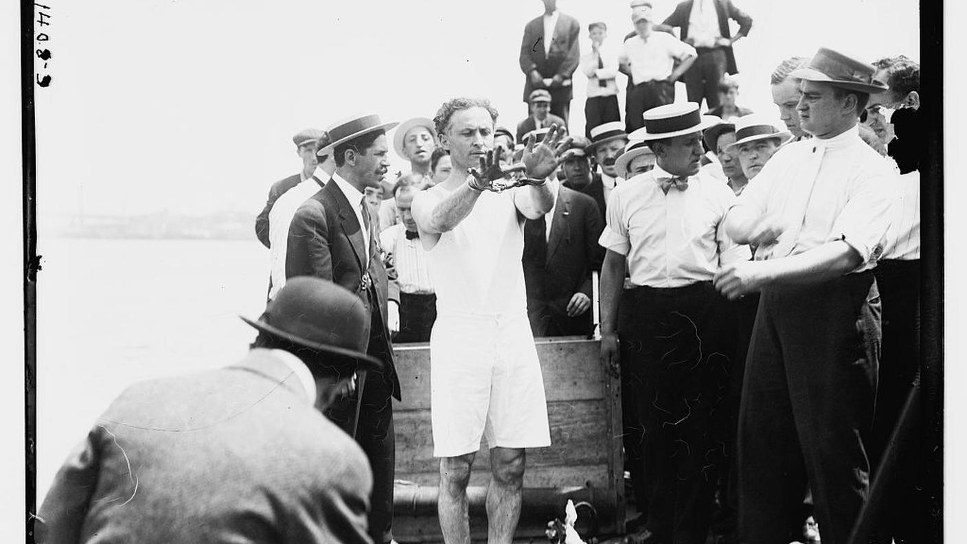 Henry Houdini s'immerge legato mani e piedi