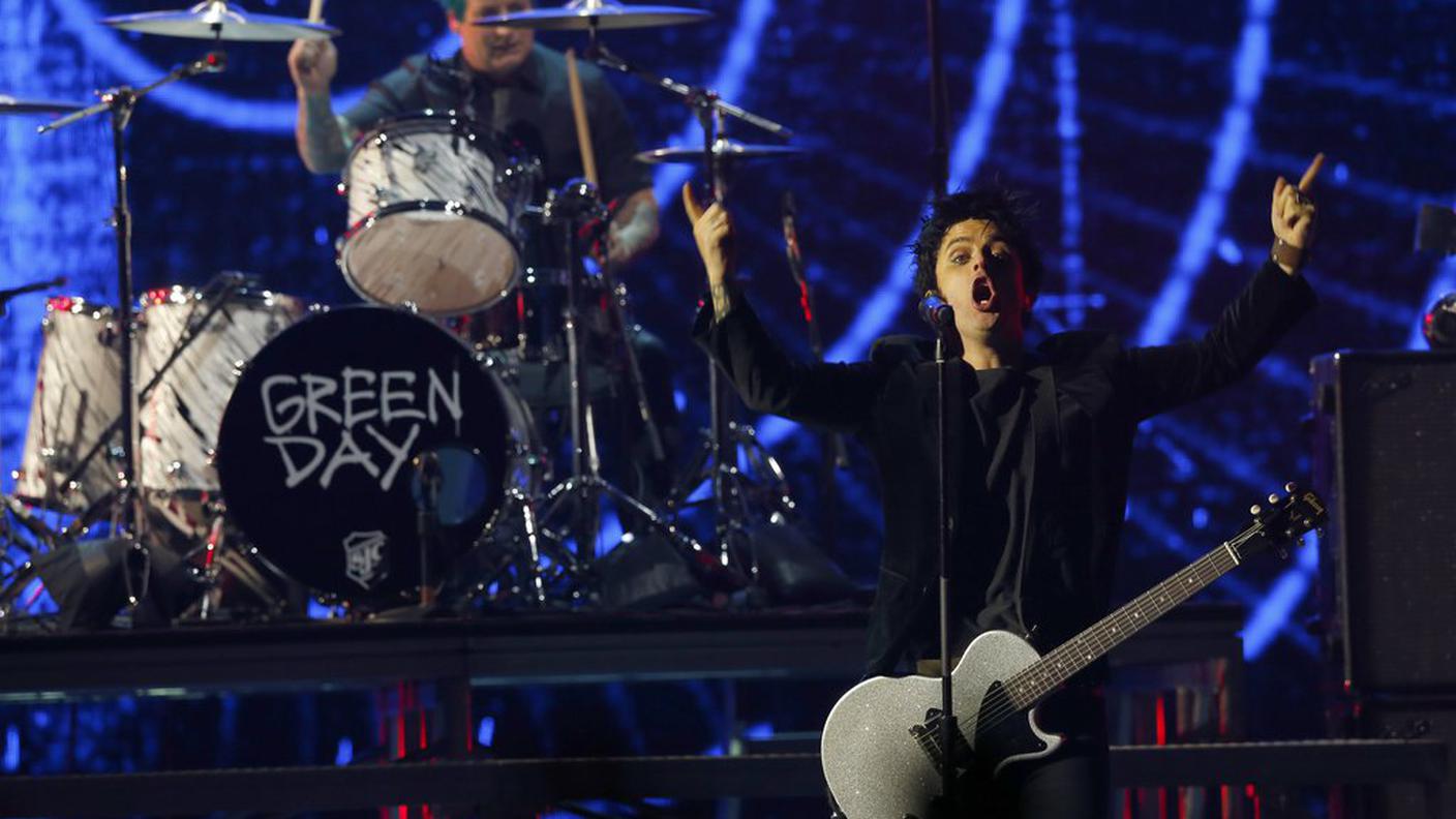 Premiati, hanno cantato "Bang Bang": i Green Day