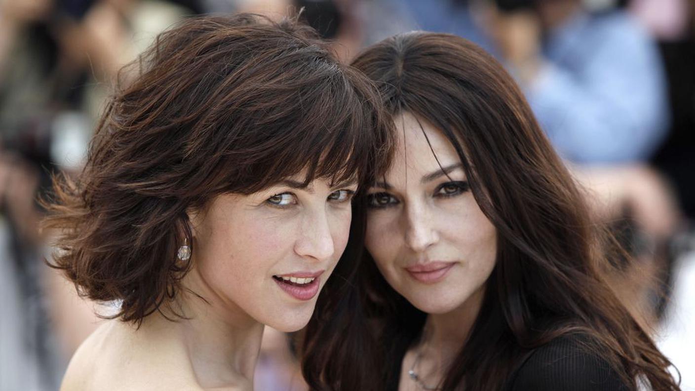 Sophie Marceau accanto a Monica Bellucci. Anche la star italiana ha superato i 50 