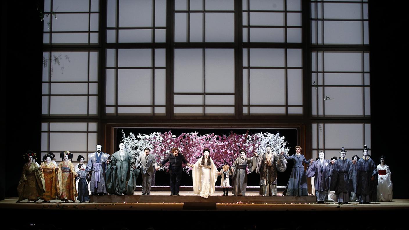 Applausi al termine della rappresentazione della Madama Butterfly alla Scala