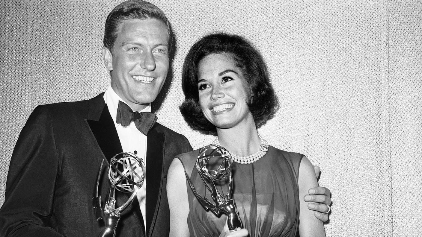 La si ricorderà soprattutto così, qui col suo mentore Dick van Dyke 