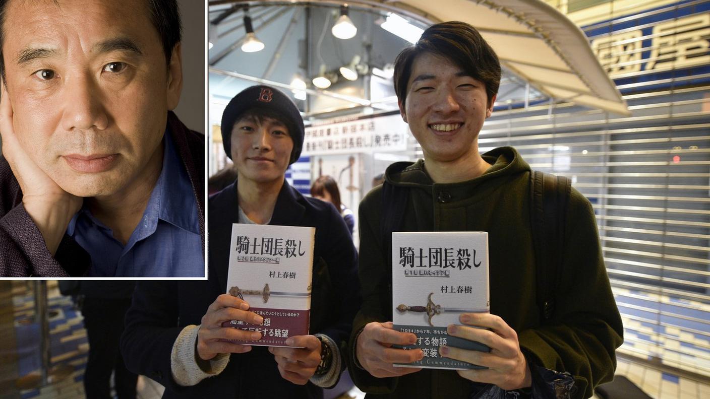 Prime copie del nuovo libro. A sinistra il 68enne Murakami