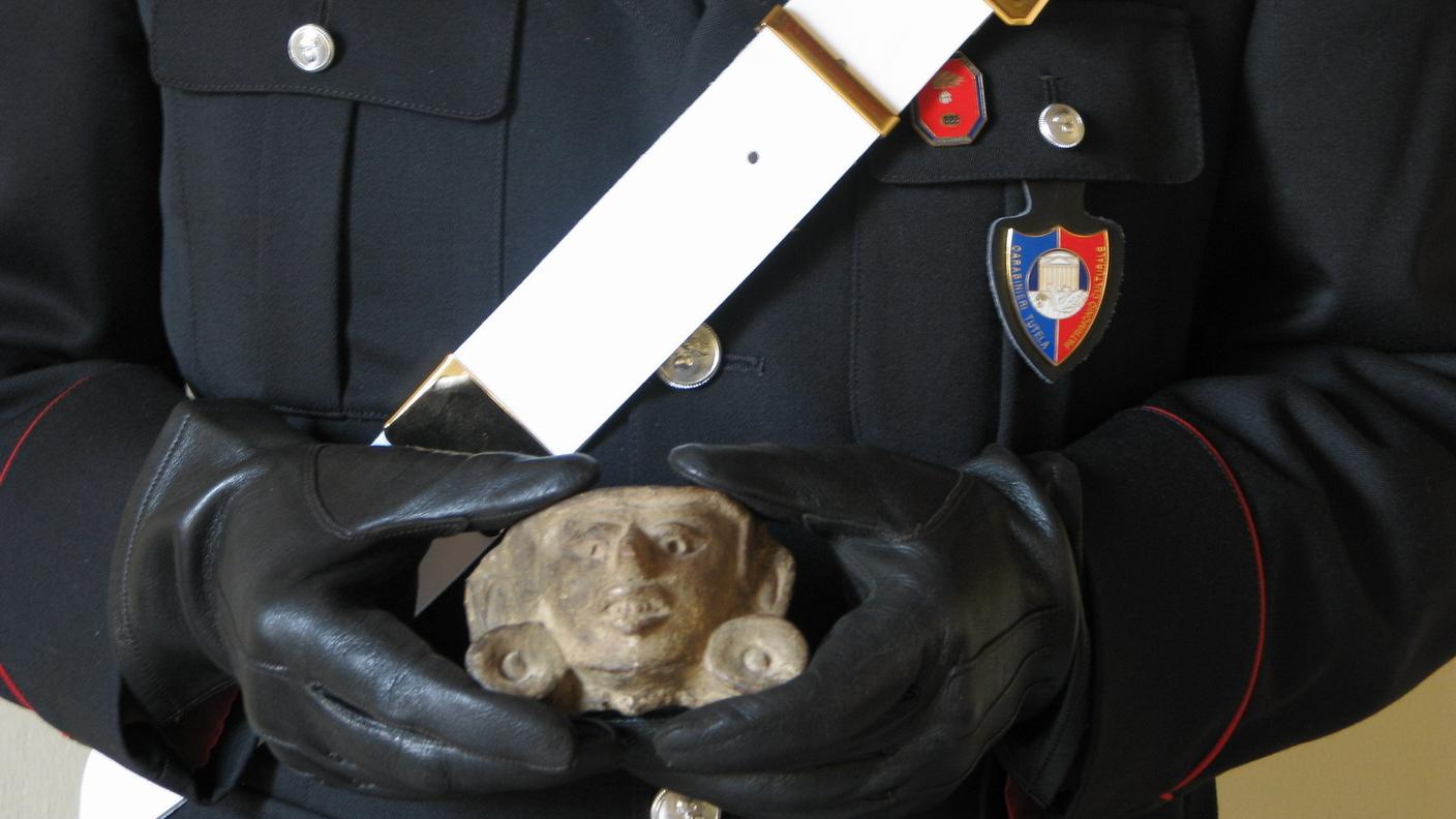 La maschera precolombiana ritrovata dai Carabinieri di Ancona