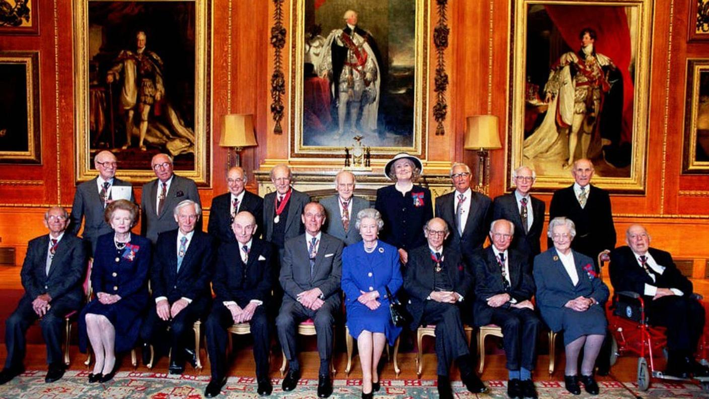 Foto di gruppo con regina nel 1997; Sanger è il primo da sinistra nella fila davanti, accanto a Margaret Thatcher
