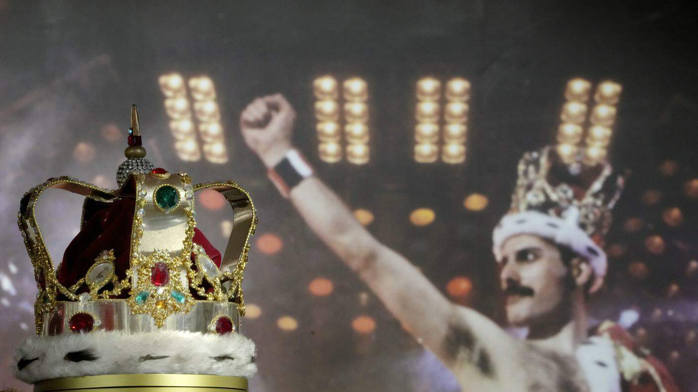 La corona che Mercury ha indossato durante il "Magic Tour"