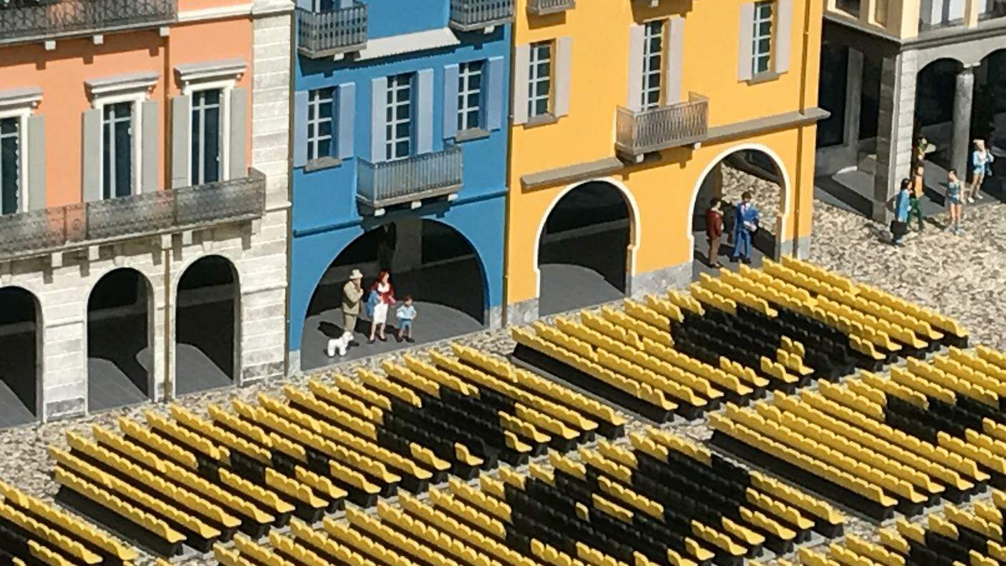 I mini-turisti fanno capolino dai portici