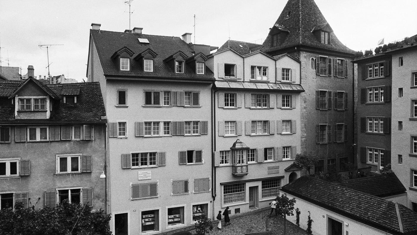 Una targa nella Spiegelgasse ricorda il soggiorno zurighese di Lenin, dal 1916 al 1917