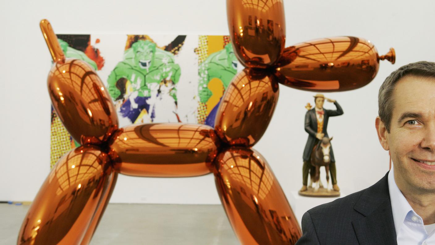 Koons con il suo "balloon dog" arancione