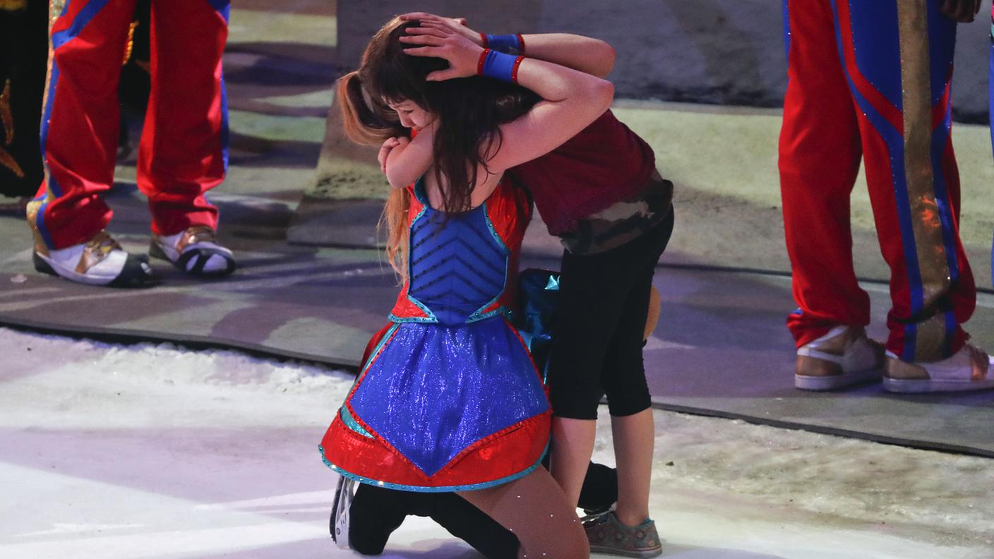 Abbracci e lacrime prima di spegnere i riflettori