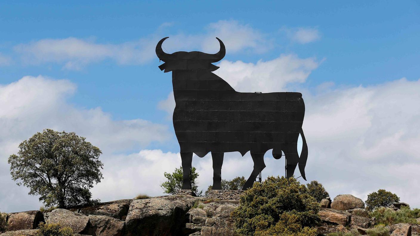 Un Toro di Osborne situato su una collina e visibile a chilometri di distanza