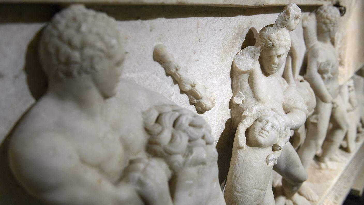 Il sarcofago è decorato con scene delle 12 fatiche di Ercole