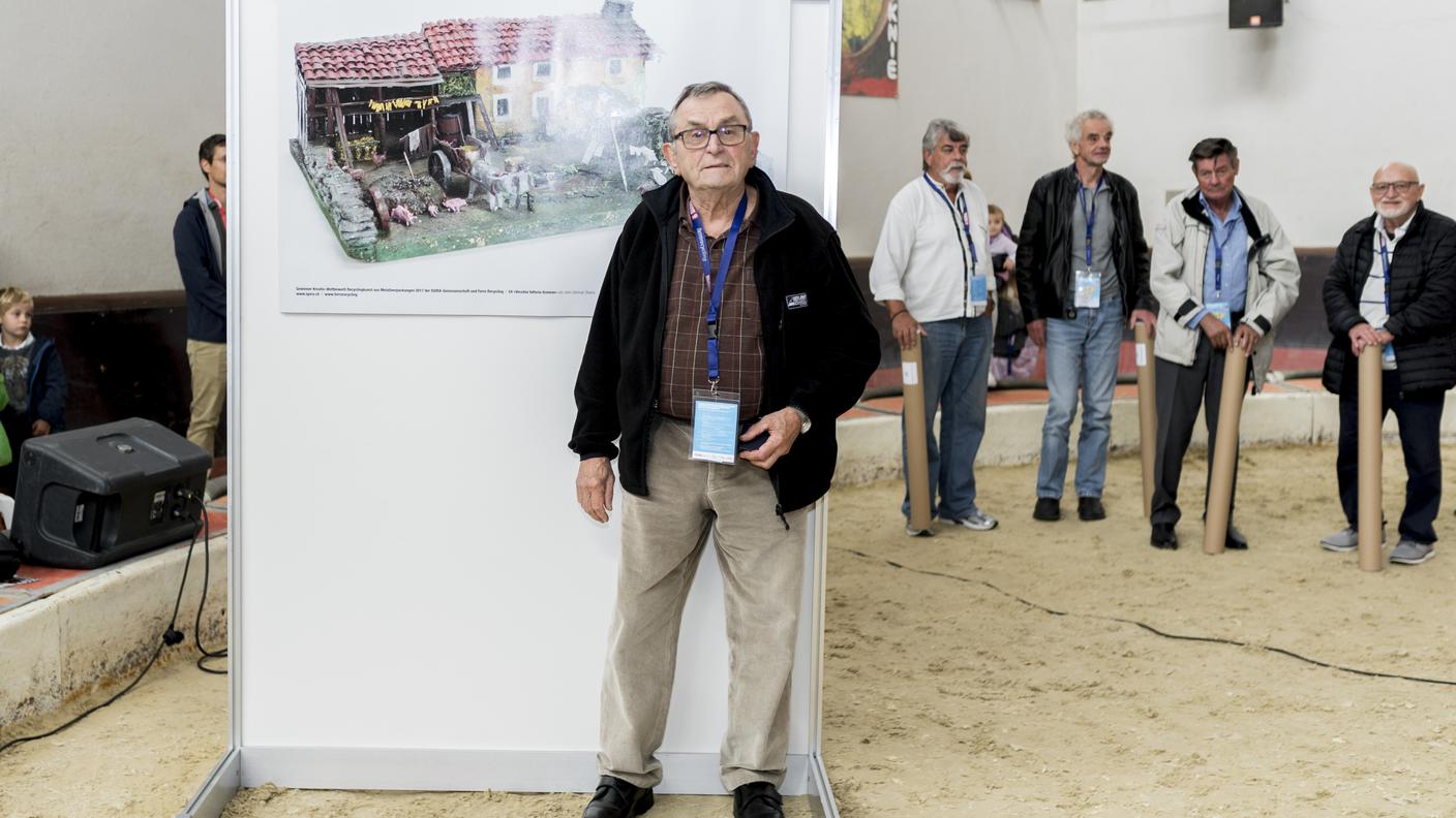 John Delmuè di Rivera (con "Vecchia fattoria ticinese") durante la giornata di premiazione