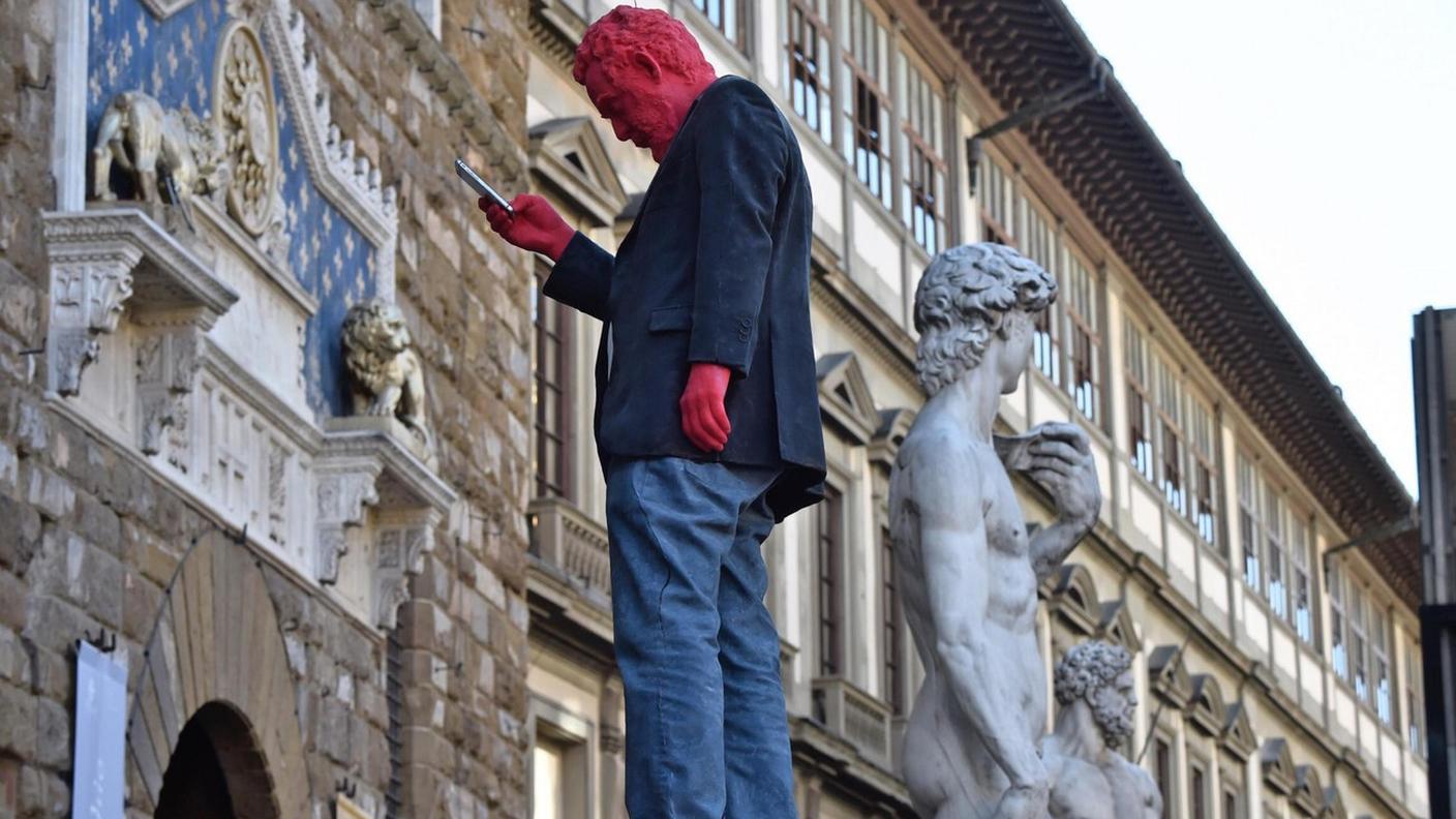 Lo scultore all'opera nei giorni scorsi a Firenze
