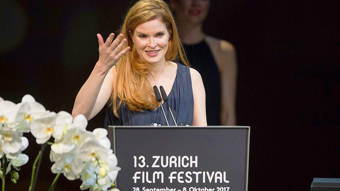 Lisa Bruehlmann, regista del film Blue My Mind, riceve il Golden eye dello Zürich Film Festival