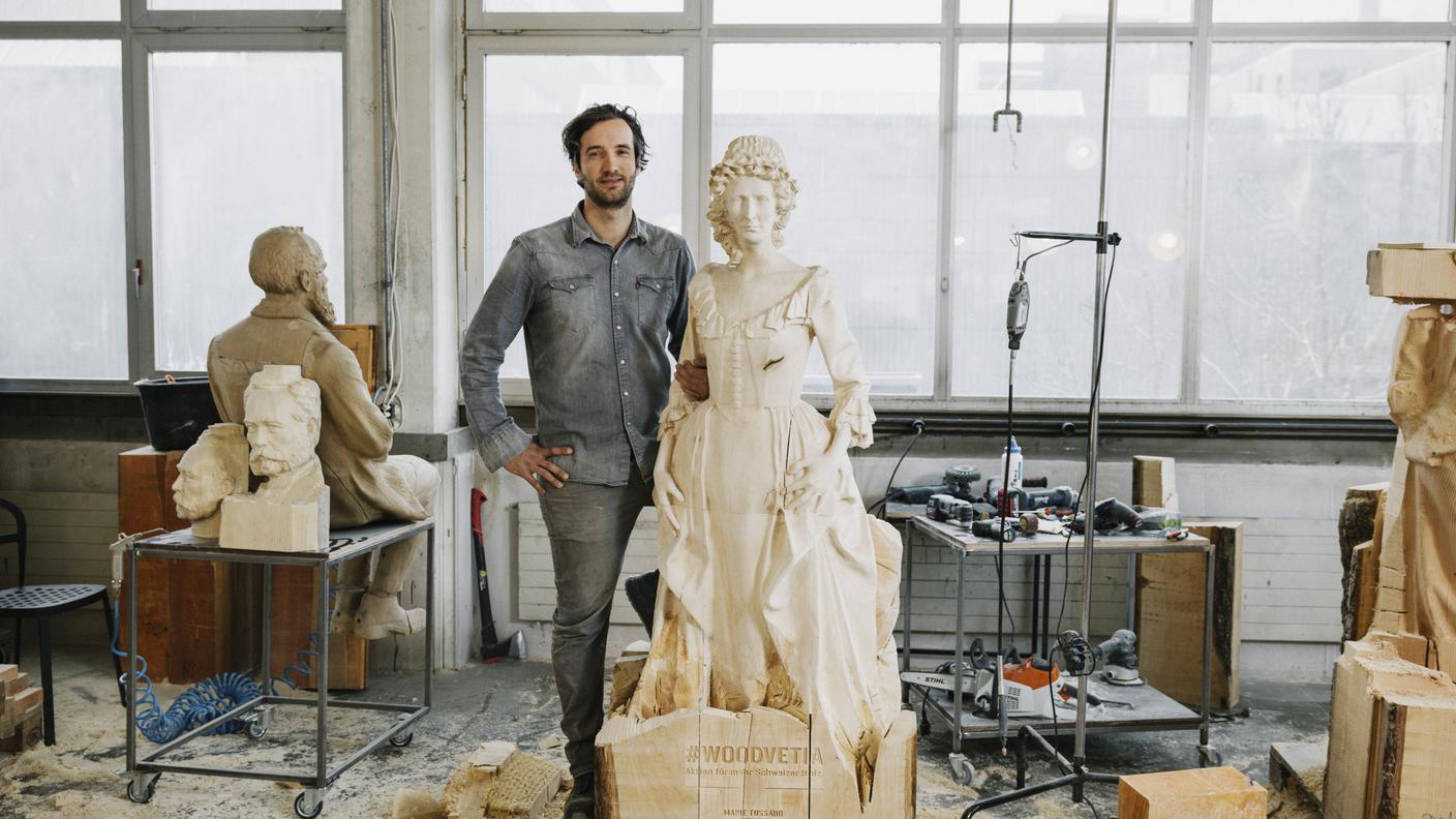 L'artista Inigo Gheyselinck a fianco di Marie Tussaud