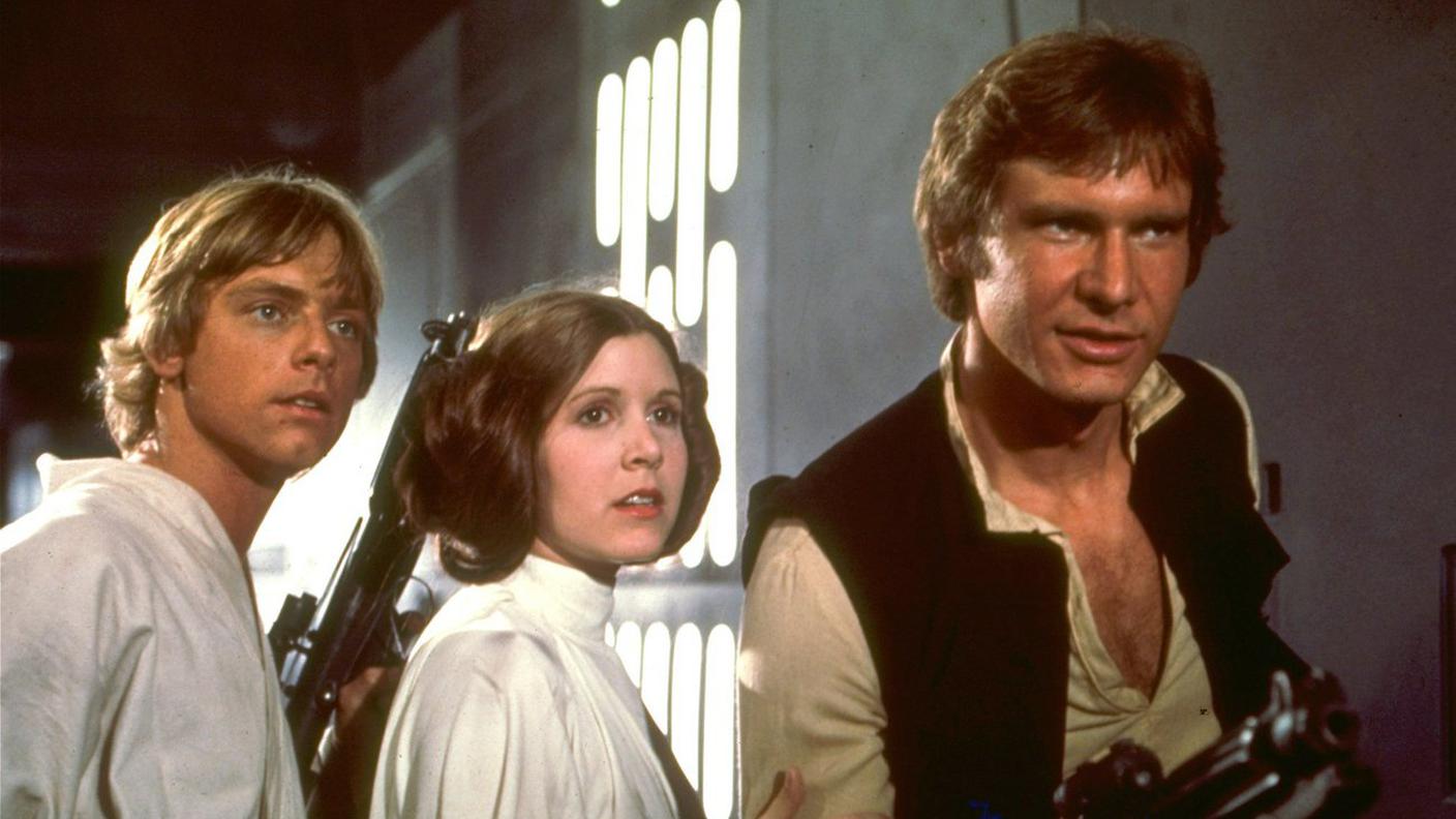 Mark Hamill (Luke Skywalker), Carrie Fischer (Leia Organa) e Harrison Ford (Han Solo) nel 1977 sul set del primo film della saga