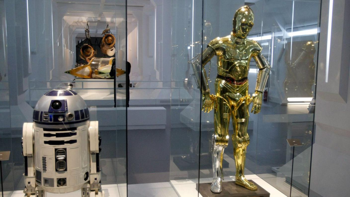 C1-P8 (R2-D2 nella versione originale) e D-3BO (C-3PO), robot della trilogia originale e presenti anche nei prequel