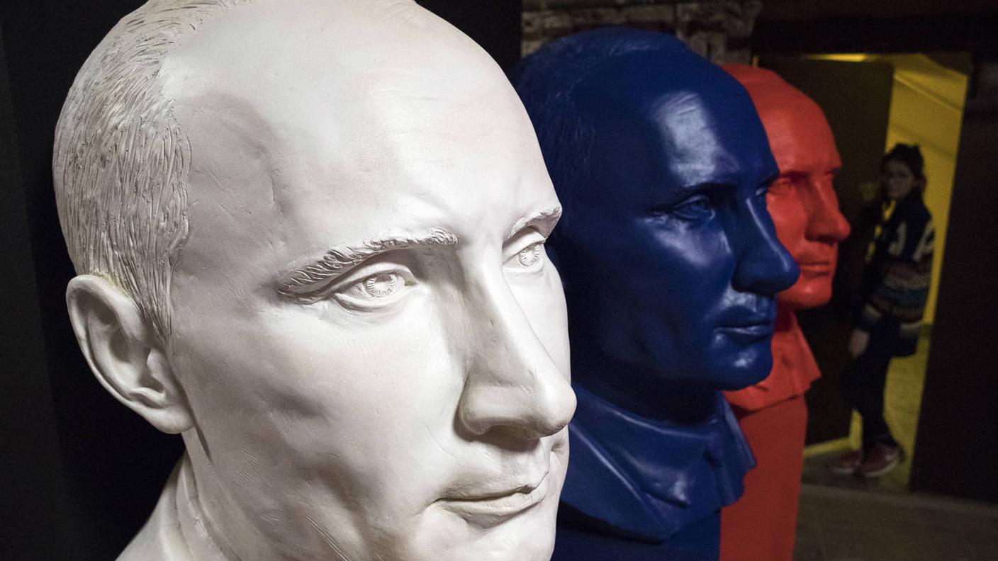 Busti nei colori nazionali