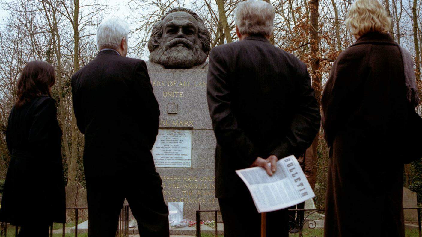 Visitatori davanti alla tomba di Karl Marx a Londra in una foto d'archivio