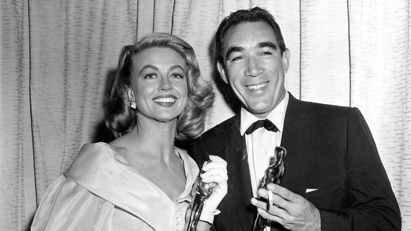 Dorothy Malone (con Anthony Quinn) quando vinse l'Oscar 