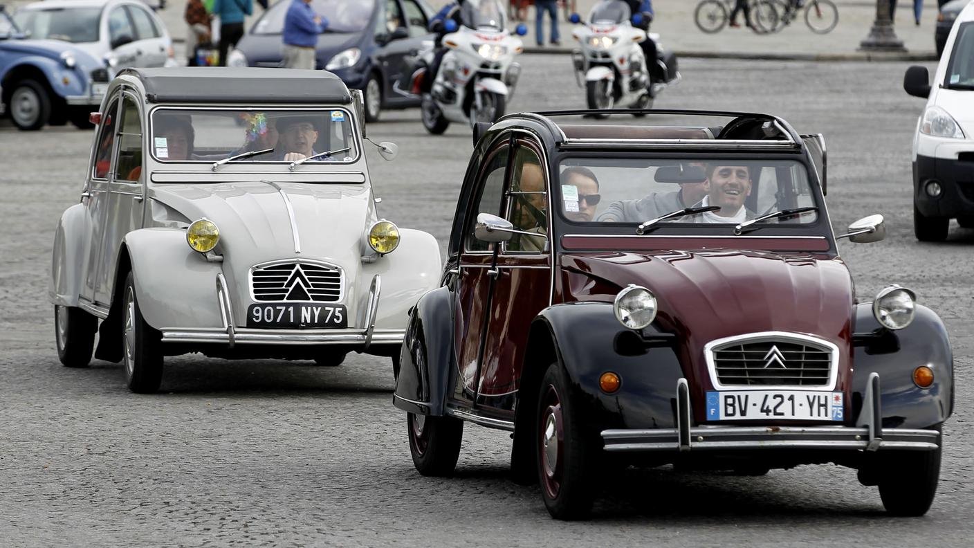 Le Citroën 2CV, come la "Charleston" in primo piano, suscitano simpatia ancora adesso