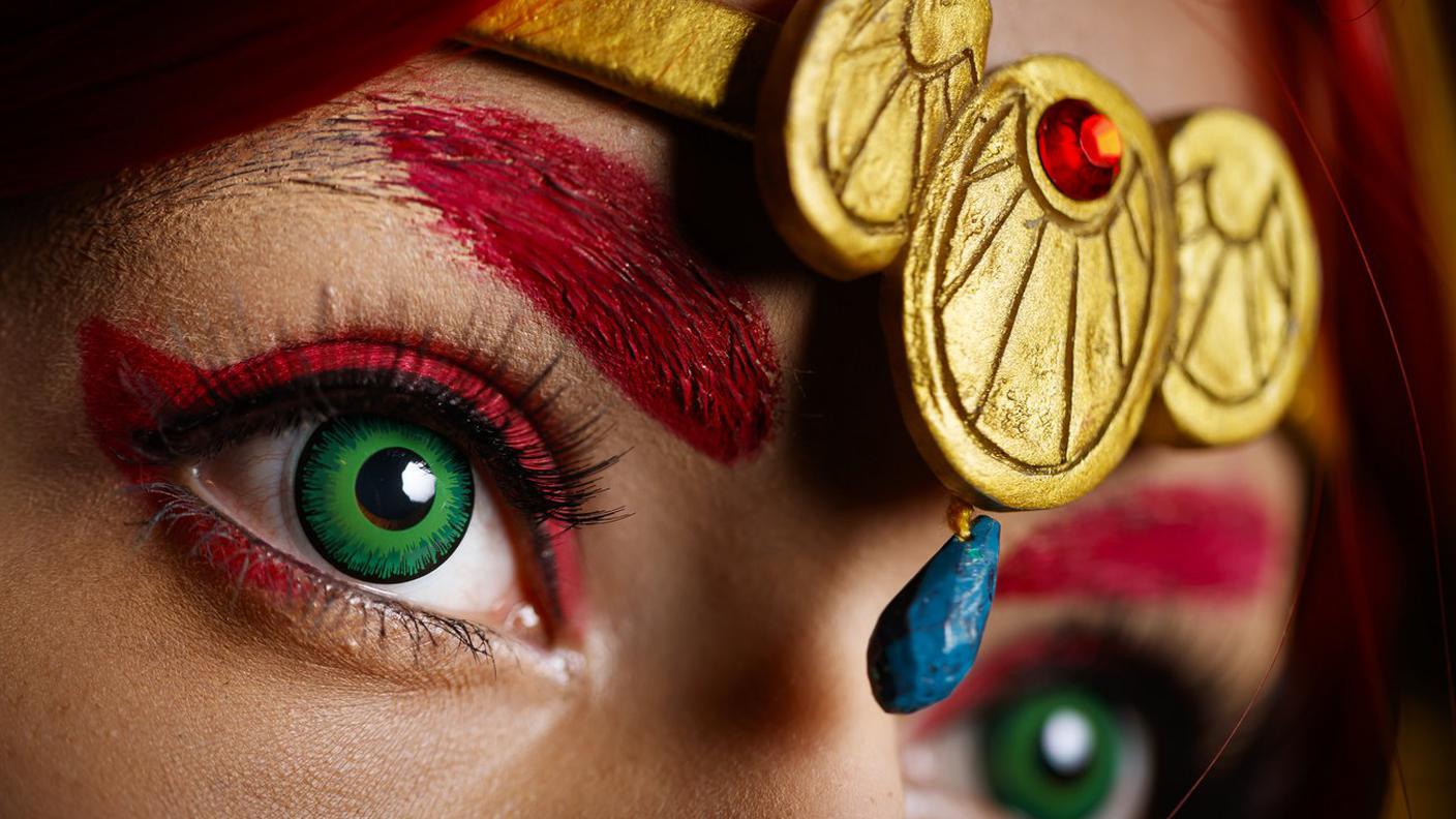 Gli occhi verdi di una cosplayer (da costume e play, indossare un costume di un personaggio)