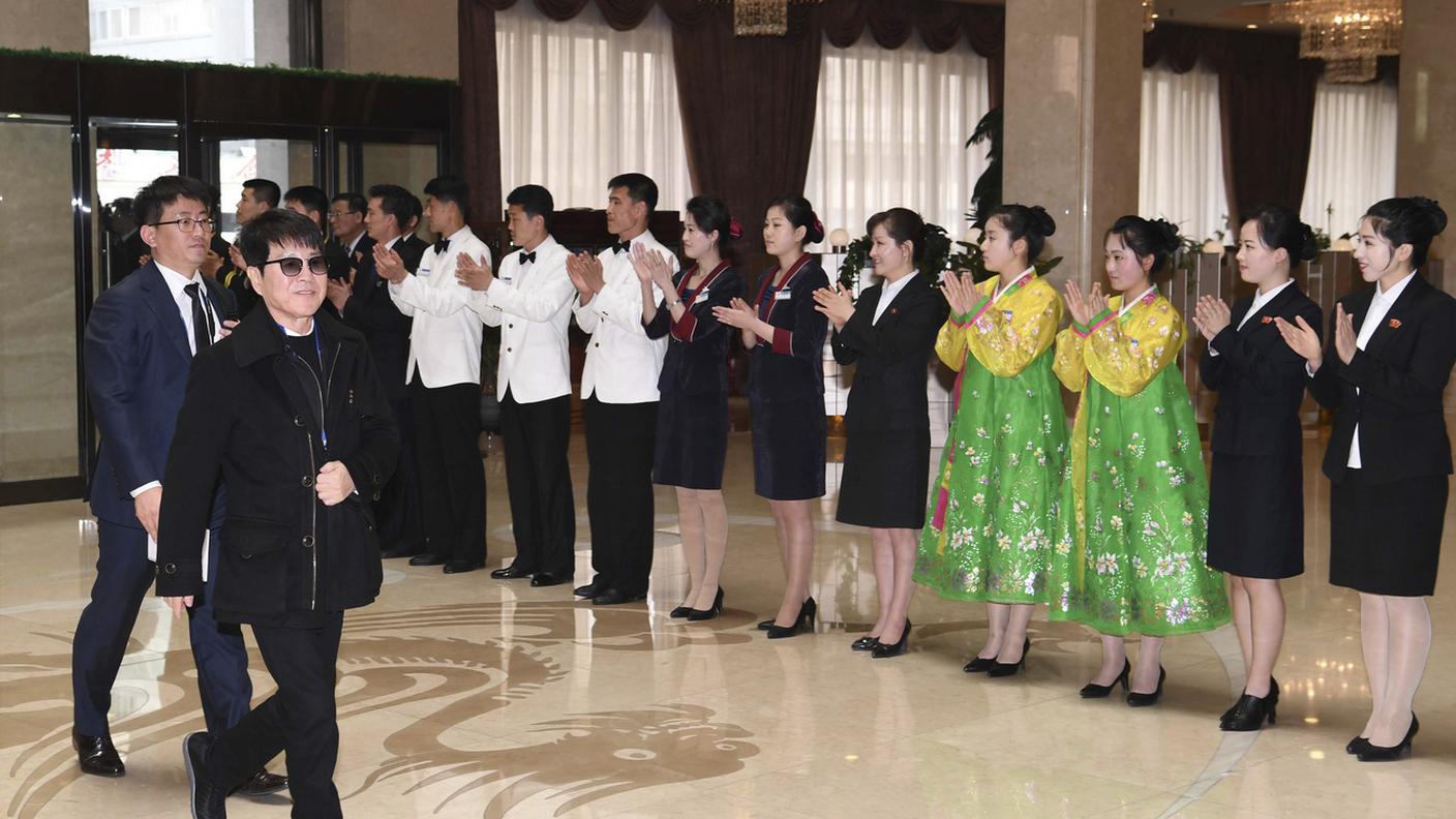 Cho Yong-pil, uno degli artisti presenti a Pyongyang, al suo arrivo in albergo
