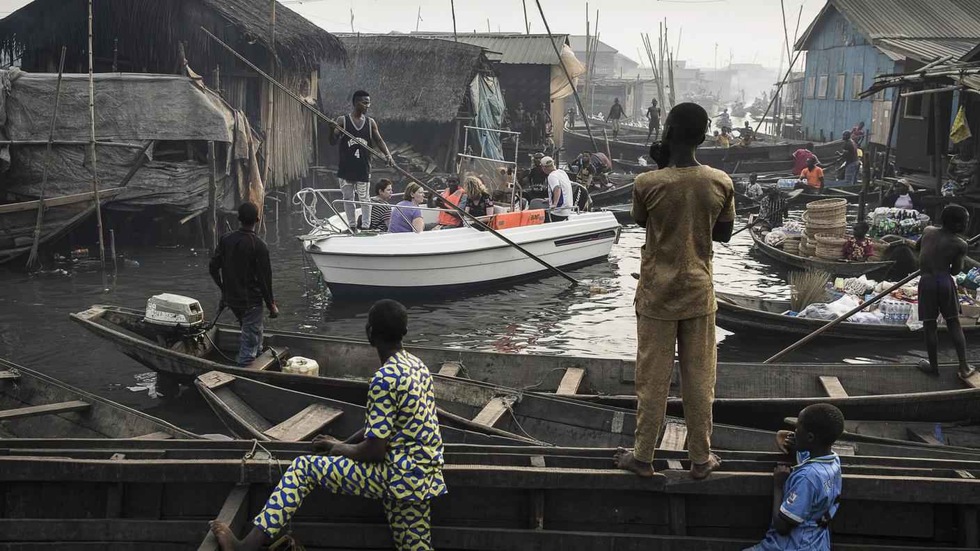 Quella di Jesco Denzel quello nella categoria "Contemporary Issues": lo scatto ritrae un gruppo di turisti che attraversano un villaggio di pescatori in Nigeria